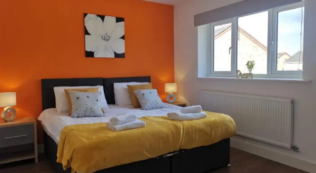 Beautiful & Spacious with 2 Free Parking Spaces By Srk Accommodation