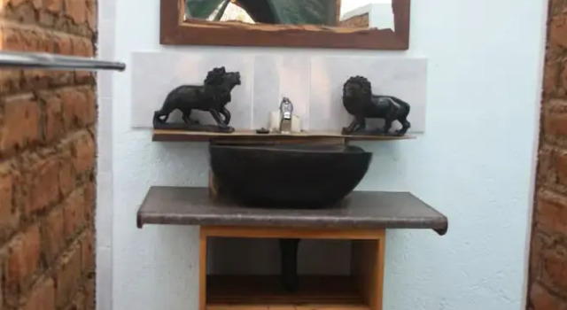Zelt mit Seeblick Warthogs Safari Camp