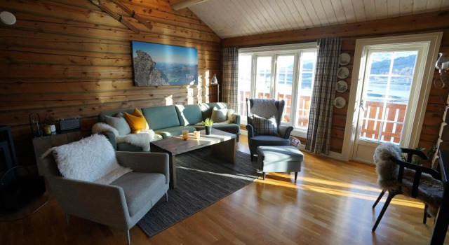 Lake View Apartment with loft