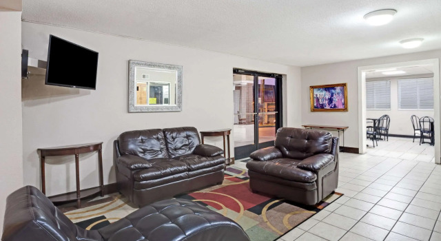 Super 8 by Wyndham Nashville/ Dntn/ Opryland Area