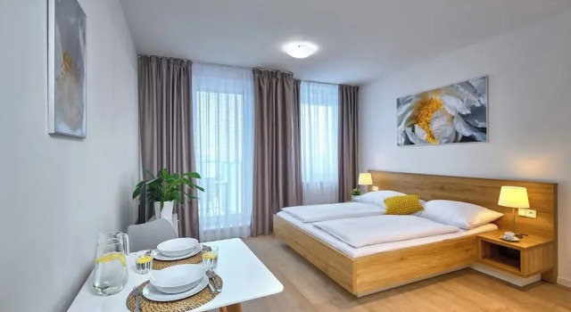 Люкс Business c 1 комнатой с балконом и с видом на город CityWest Apartments