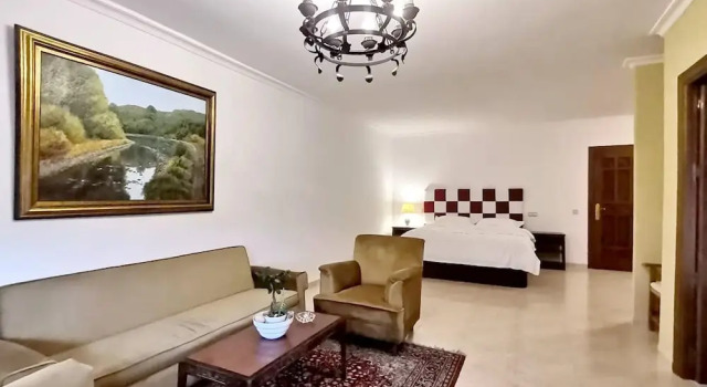 House With 8 Bedrooms in Las Rozas de Madrid, With Private Pool, Enclosed Garden and Wifi, Varaa Hotelli Hotellit Madridin maakunta pysäköinnillä, Pysäköinti