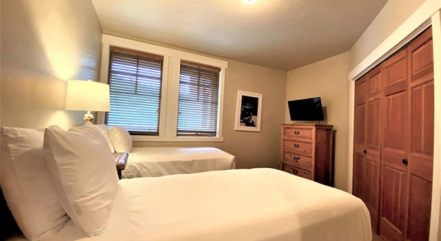Номер Standard Town Pointe B203 3 Bedroom Condo by RedAwning