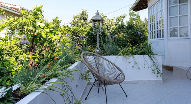 Коттедж Serene Seaside Bliss - Lush & Secluded Garden Oasis