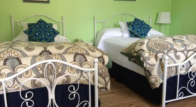 Трёхместный номер Standard Victoria's Historic Inn