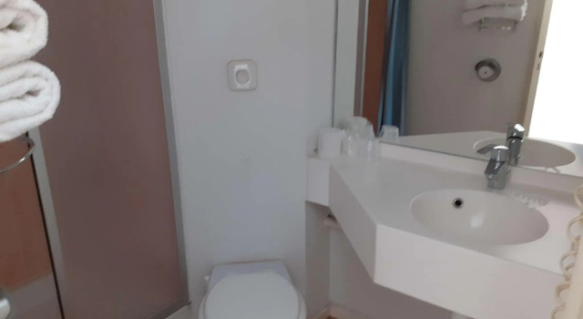 Трёхместный номер Standard Hotel Bhoma Troyes