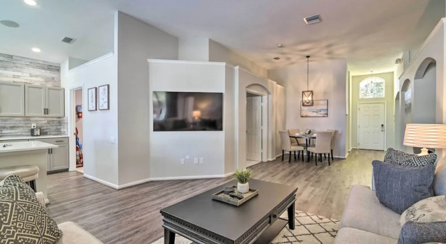 5 Mi to Disney World: Retreat w/ Pool & Lanai!, Rezerwuj Willa Hotele w Kissimmee z parkingiem, Parking