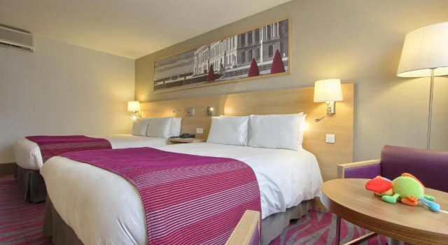 Четырёхместный номер Classic Mercure Paris Velizy