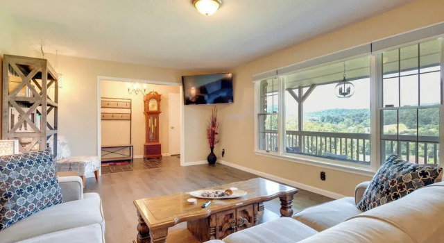 Scenic Asheville Area Retreat: Hot Tub & Game Room, Забронировать Дом для отпуска Виллы Кендлер, Вилла