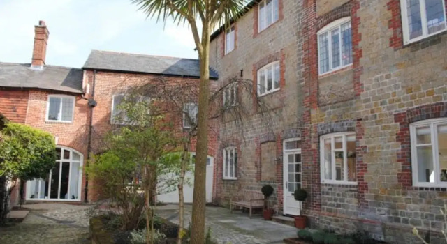 11 Angel Yard, Midhurst