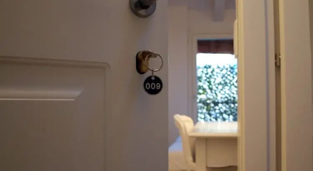 Кровать в общем номере (мужской номер) Cosmopolitan Central Rooms