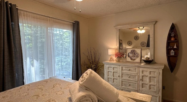 Humble Hideaway - Inviting Lakefront Home With Firepit, Balcony & W/D - Dog-friendly, Book Feriehus Sommerhuse i Virginia, Hytte