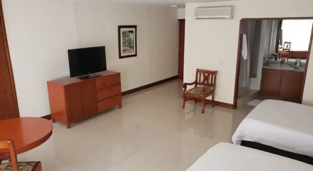 Четырёхместный номер Executive Torre de Cali Plaza Hotel