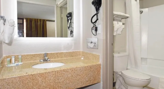 Четырёхместный номер Standard с красивым видом из окна Days Inn by Wyndham Midland