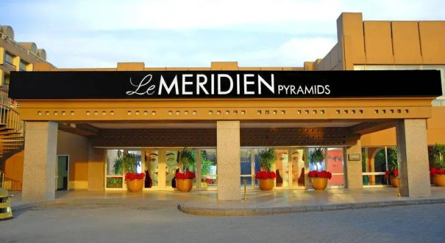 Кровать в общем номере с видом на город Le Meridien Pyramids Hotel & Spa