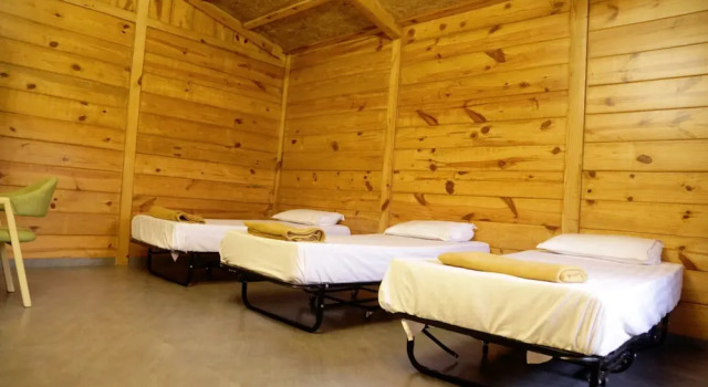 Кровать в общем номере Sai River Resort