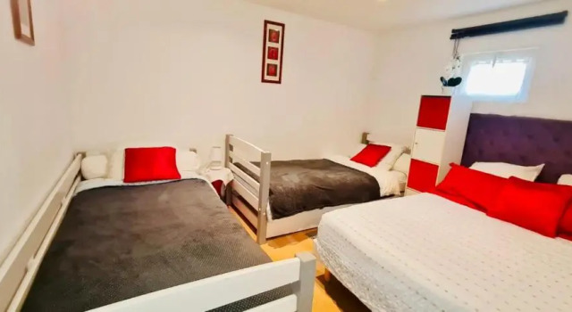 Belle Maison avec jardin RDC T3 de 70m2 Vacances ou cure thermale Rochefort, Rezerwuj Apartament Hotele w Charente-Maritime z parkingiem, Parking