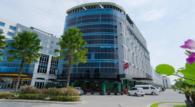 The Crew Hotel Kualanamu International Airport, Забронировать Отель Батанг Куис Индонезия