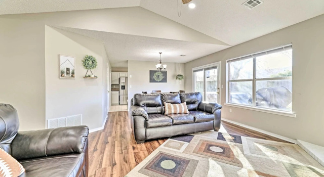 Коттедж Fayetteville Home w/ Hot Tub ~ 3 Mi to U of A!
