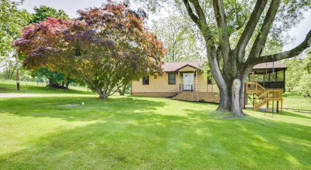 2 Mi to Wineries: Calm Cottage on 90 Acres w/ Barn, Varaa Lomakoti Stewartstown USA