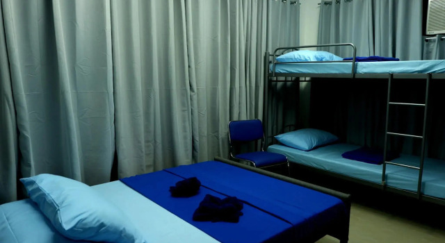 Кровать в общем номере с видом на город Mactan-Cebu Airport Budget Hotel