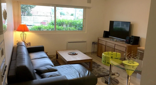 Apartment With one Bedroom in Le Lavandou, With Wonderful Mountain Vie