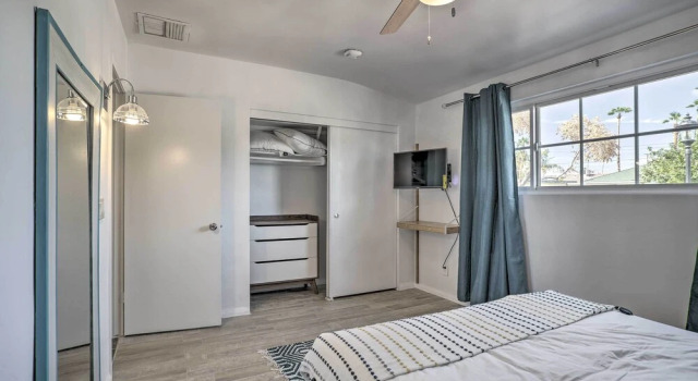Chic Palm Springs Home w/ Patio, Grill & Yard, Забронировать Дом для отпуска Отели Палм-Спрингса с парковкой, рядом с Uprising Rock Climbing Center, Парковка