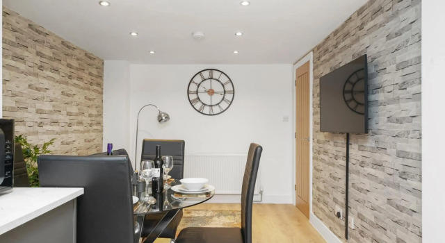 Stylish Boutique 1 Bed Apartment 4 Guests Wi-Fi Netflix Disney Plus Parking Close To Town & Gravesend Station, Varaa Huoneisto Asunnot kohteessa Merseyside, Huoneisto