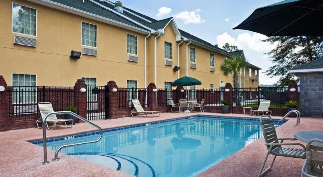 Кровать в общем номере Best Western Plus Bradbury Inn and Suites