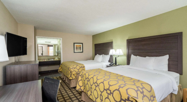 Четырёхместный номер Standard Baymont by Wyndham Clarksville