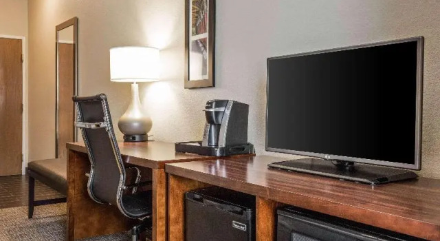 Четырёхместный люкс Comfort Inn La Porte