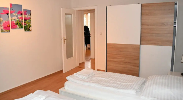 Ferienwohnung Neuss, Забронировать Отель Нойс Северный Рейн-Вестфалия, рядом с Базилика Святого Квирина