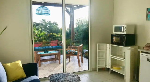 Bel appartement privé, magnifique vue sur la mer des Caraibes et jardin clos, WiFi, à 2mn de la plage