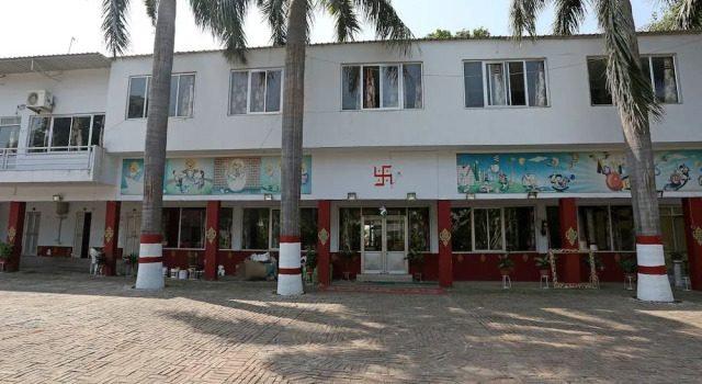 OYO 18501 The Palms Resort, Забронировать Курортный отель Отели Аллахабад с парковкой, Парковка