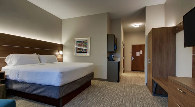 Двухместный люкс Holiday Inn Express Hotel & Suites Vernon College Area by IHG