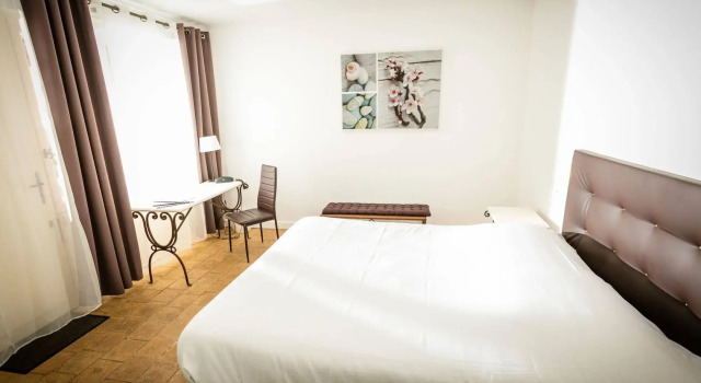 Château Du Val De Cèze, Rezervovat Hotel Hotely v Bagnols-sur-Ceze s parkováním, Parkování
