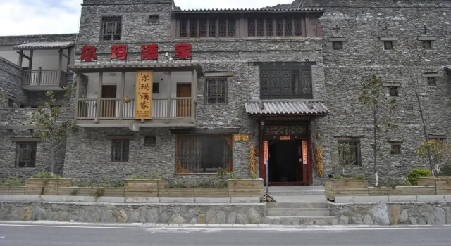 Lixian County Taoping Qiang Village Erma Inn, Book Hotel Hoteller i Fengyi med parkering, Parkering