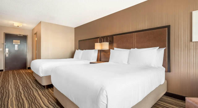 Четырёхместный номер Standard Best Western PLUS Calgary Centre Inn