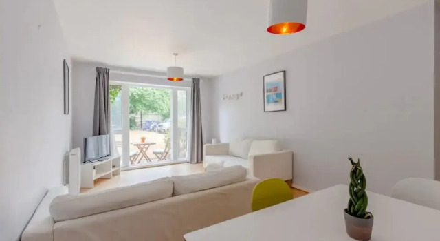 Spacious 1 Bedroom Apartment in Bermondsey, Забронировать Апартаменты/квартира Саутворк Лондон, рядом с Театр Unicorn