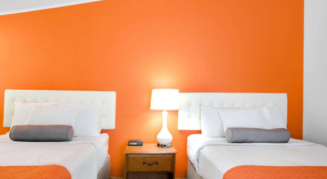 Howard Johnson by Wyndham Wilmington, Забронировать Отель Отели Уилмингтон с парковкой, Парковка