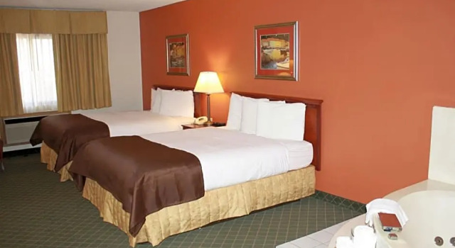 Двухместный люкс Deluxe AmericInn by Wyndham Rogers