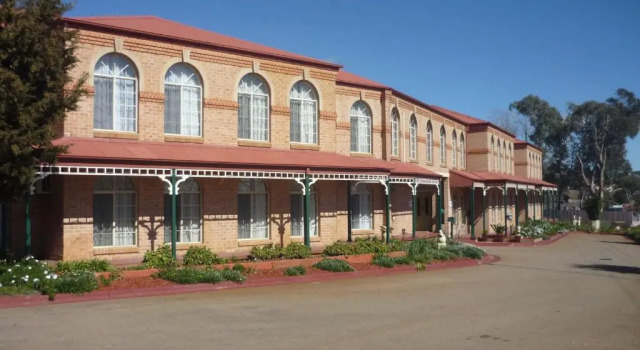 Heritage Motor Inn Goulburn, Забронировать Отель Отели Гоулбёрн с парковкой, рядом с Военный мемориал и музей Роки-Хилл   , Парковка