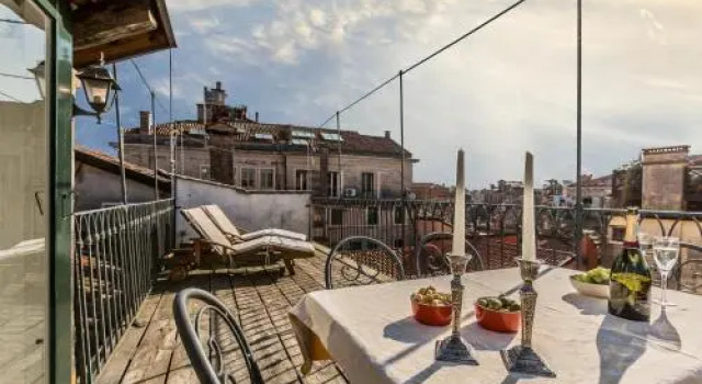 Ca' Delle Comari Venetian Terrace, Забронировать Апартаменты/квартира Дорсодуро Венеция, рядом с Accademia Bridge