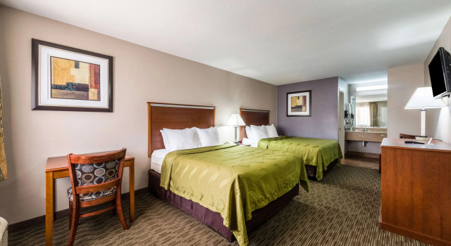 Четырёхместный номер Standard Quality Inn University near Downtown