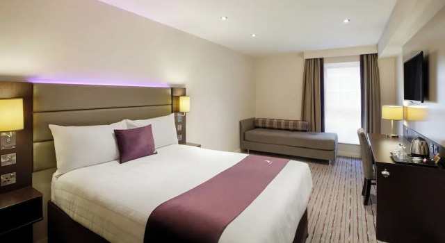 Номер Standard Premier Inn Cardiff Bay