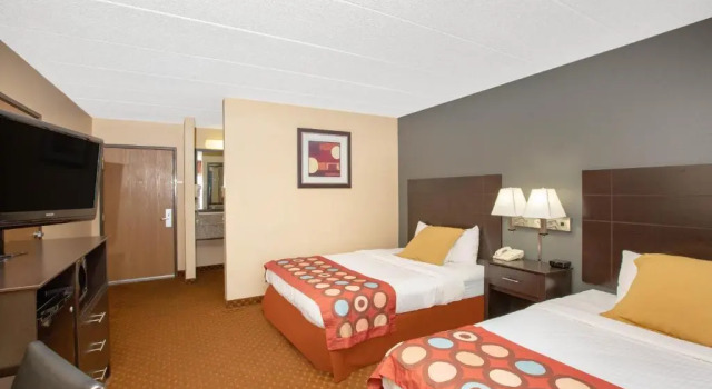 Четырёхместный номер Standard AmericInn by Wyndham Coralville