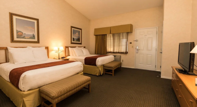 Четырёхместный номер Standard Lakeside Lodge and Suites
