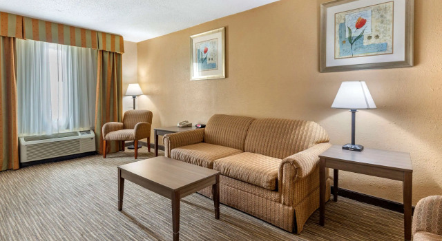 Четырёхместный люкс Quality Inn & Suites Hanes Mall