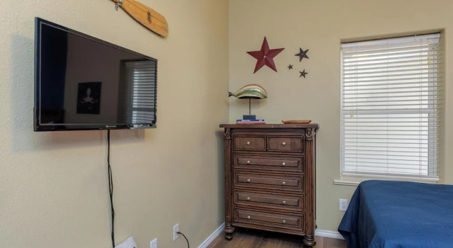 Courtyard Condo With Pool Only 1/4 Block to Beach!