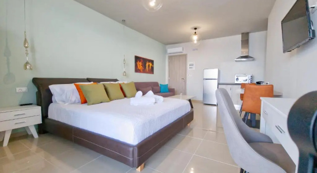 Epipleon Luxury Suites -105- Δωμάτιο 35τμ με βεράντα 35τμ μπροστά στη θάλασσα, Réserver Hôtel Hôtels à Platanitis avec parking, Parking